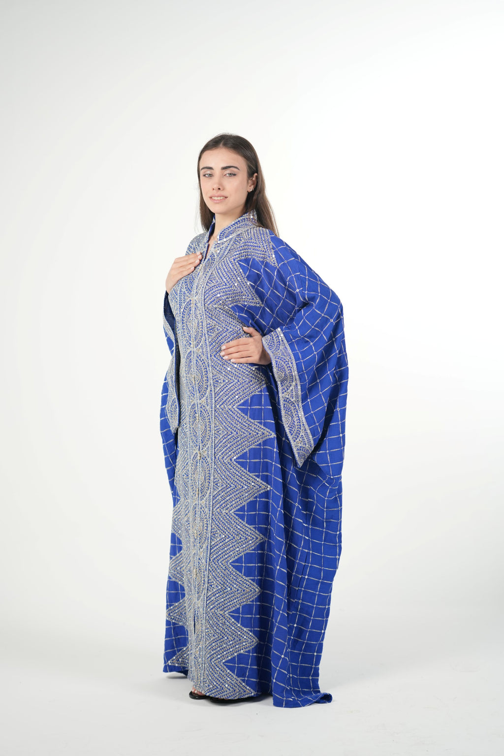 جلابية مطرزة بالزمرد