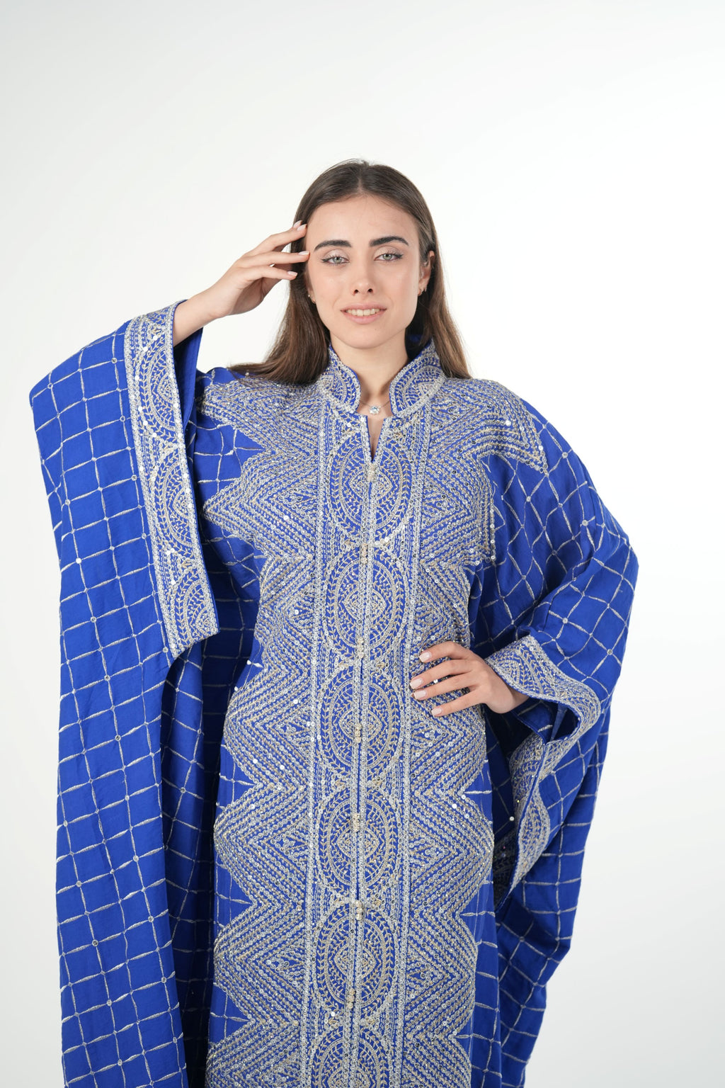 جلابية مطرزة بالزمرد