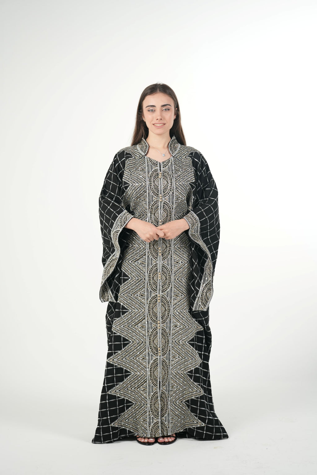 جلابية مطرزة بالزمرد