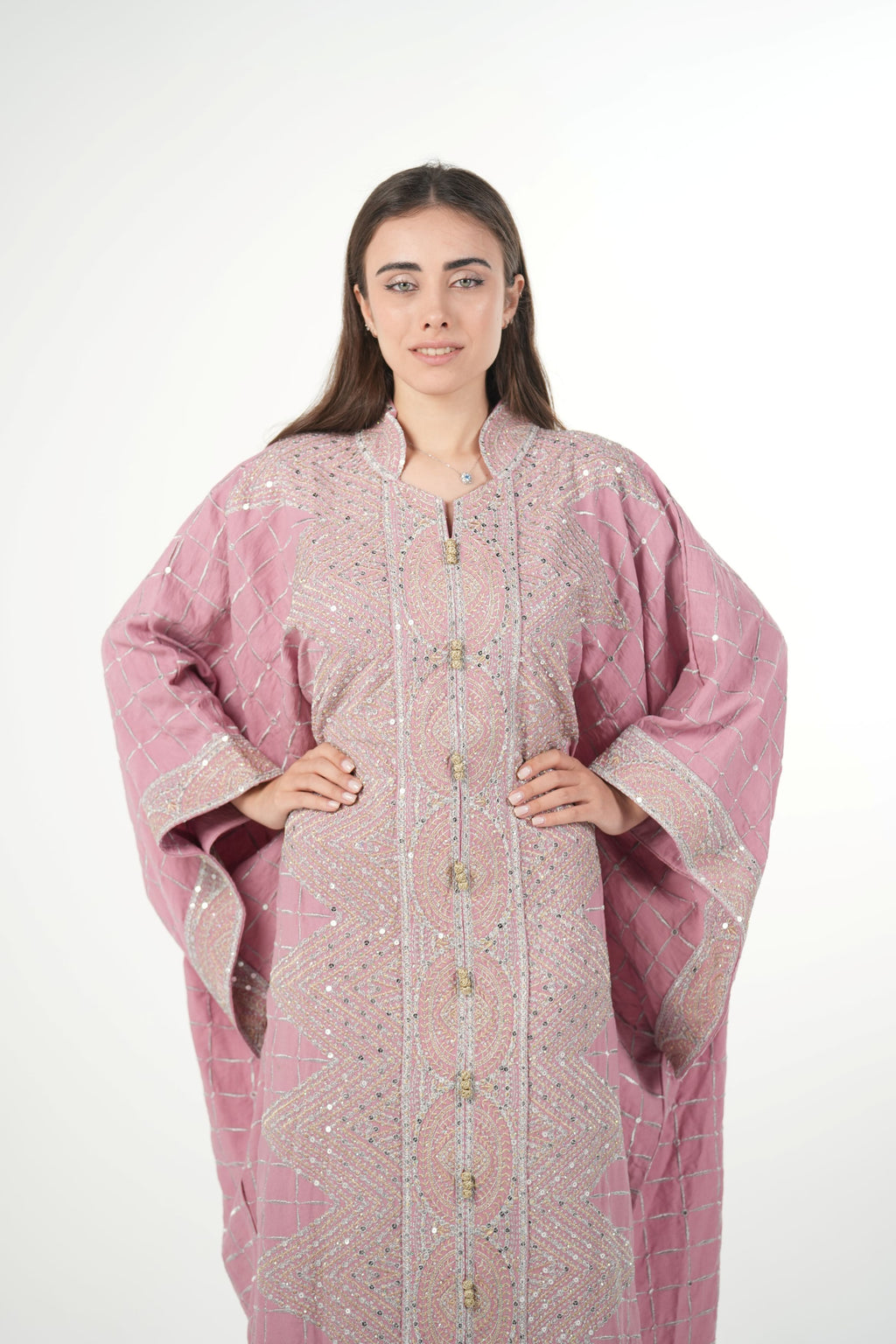 جلابية مطرزة بالزمرد